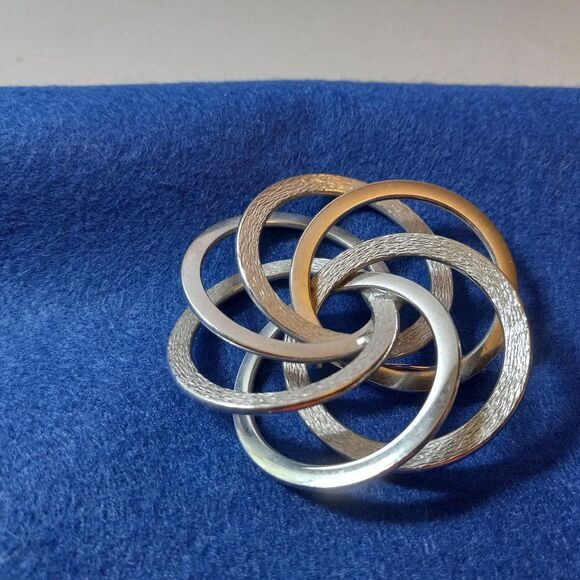 Vintage Silver Tone Smooth/Textured Metal Multiple Circle Design Brooch - Picture 2 of 4